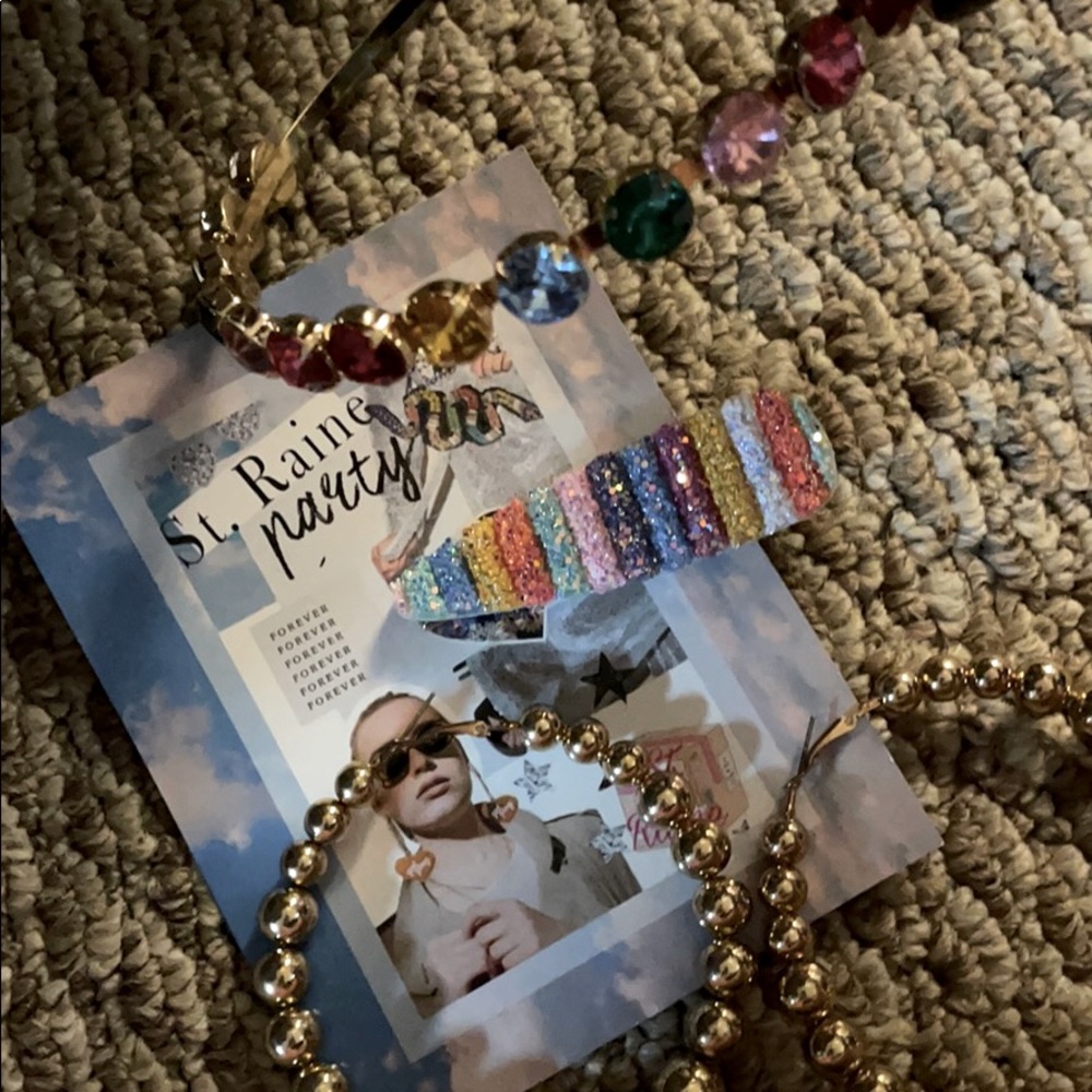 St raine clip, hair band and earrings